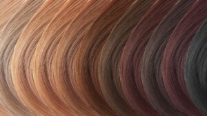 イエベ秋タイプに似合う髪色のサンプル画像。キャラメル、モカ、チョコレート、コッパーなどの暖色系カラーがグラデーションで並んでいる。