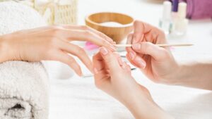 ネイルサロンでブルベ冬タイプに合うネイルケアを受ける女性の手元